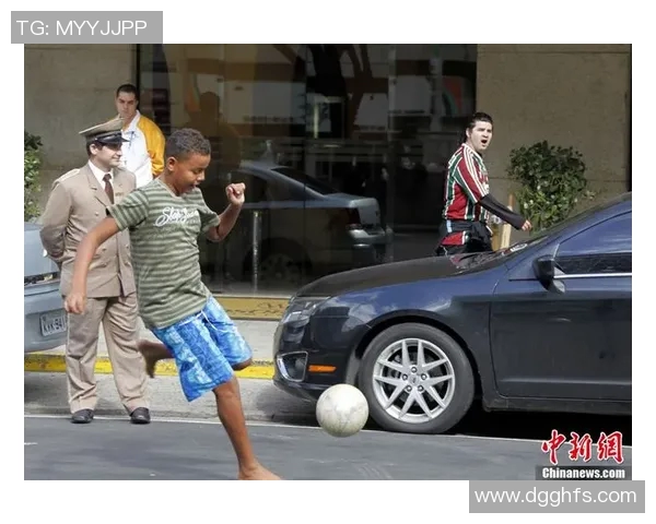 足球明星街头逛街视频揭秘他们的日常生活与时尚选择